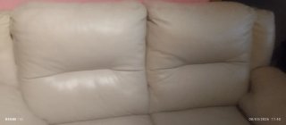 Sofá de piel beige uno está picado y el otro está