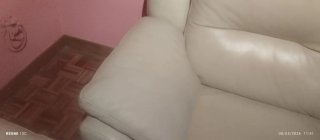Sofá de piel beige uno está picado y el otro está