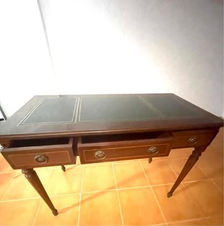 Escritorio de madera con tapa de cuero