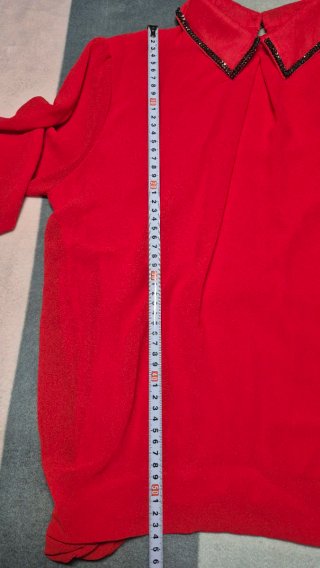 Blusa roja elegante cuello joya pedrería