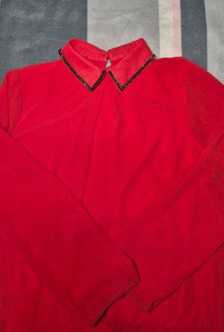 Blusa roja elegante cuello joya pedrería