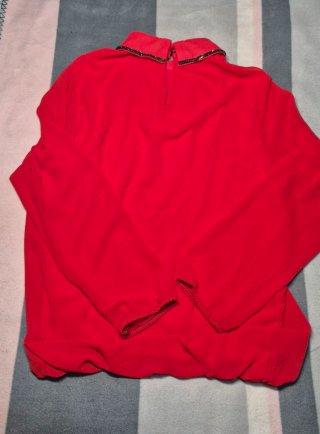 Blusa roja elegante cuello joya pedrería