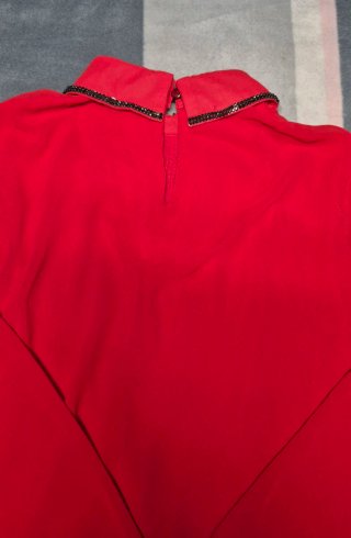 Blusa roja elegante cuello joya pedrería