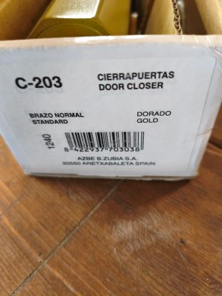 Cierrapuertas Azbe Dorados y Plateados