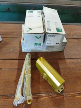 Cierrapuertas Azbe Dorados y Plateados