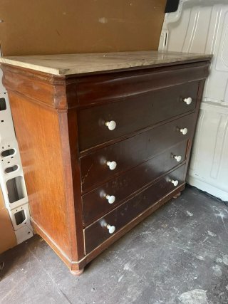 Cómoda antigua de madera con tapa de mármol