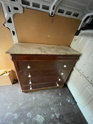 Cómoda antigua de madera con tapa de mármol