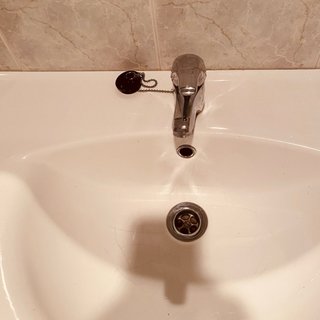 Mueble de baño suspendido con lavabo blanco