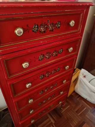 Conjunto : Cómoda roja de madera con detalles dora