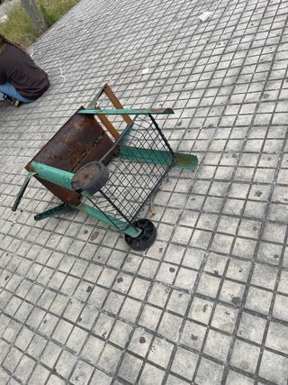Parrilla metálica verde con ruedas