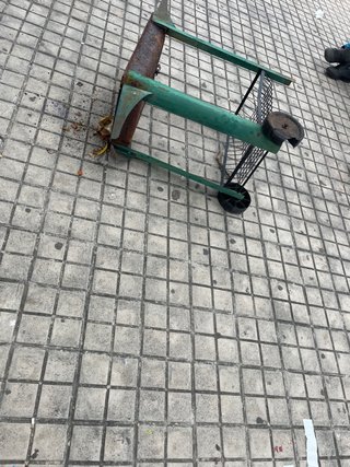 Parrilla metálica verde con ruedas