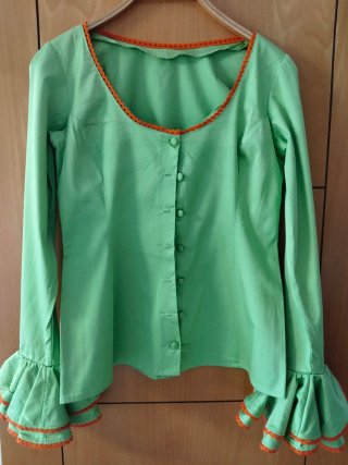 Camisa flamenca verde con volantes