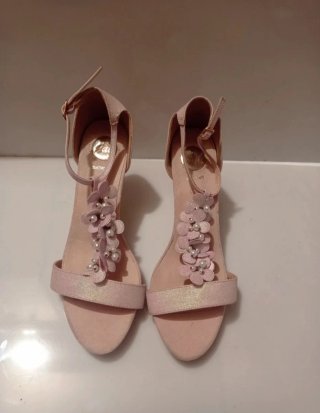 Zapatos de tacón rosa con flores