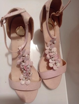 Zapatos de tacón rosa con flores