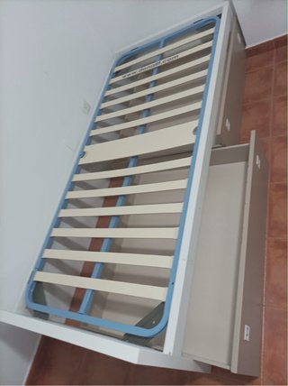 Cama con cajones beige y blanca
