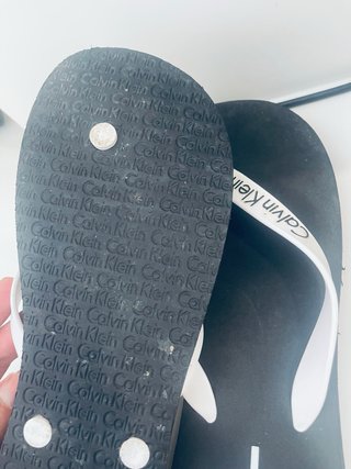 Chinelos Calvin Klein pretos e brancos