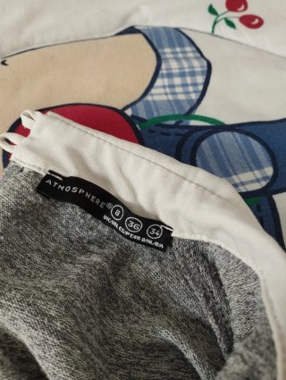 Camiseta gris con cuello blanco