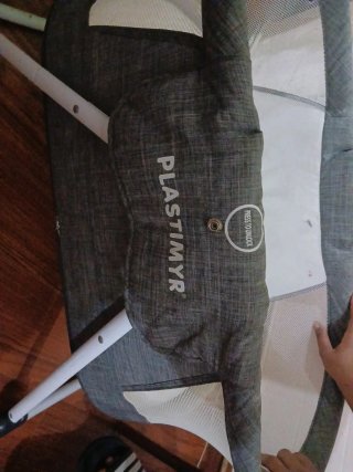 Cuna de bebé gris con colchón