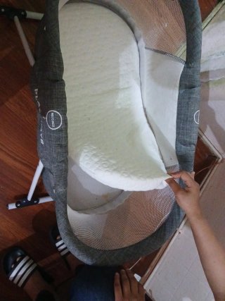 Cuna de bebé gris con colchón