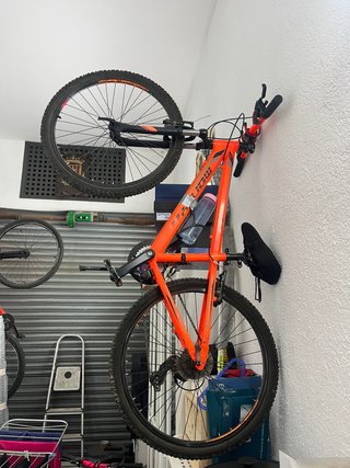 Bicicleta de montaña naranja