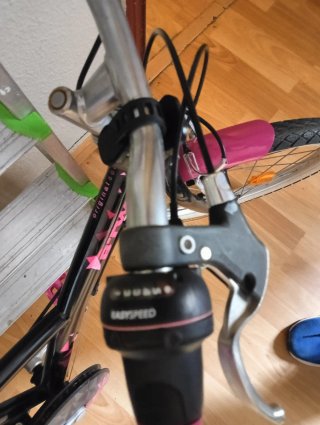 Bicicleta infantil Btwin rosa y negra