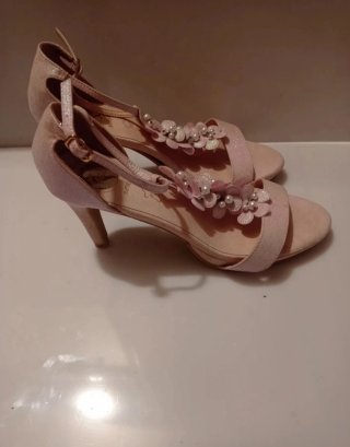 Zapatos de tacón rosa con flores
