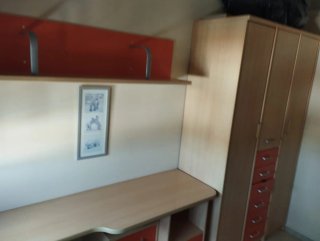 Mueble escritorio juvenil con balda naranja