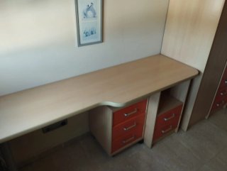 Mueble escritorio juvenil con balda naranja