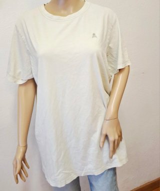 Camiseta beige con calavera
