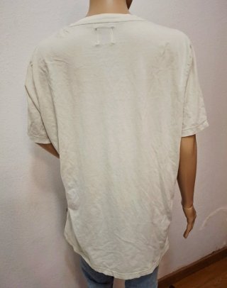 Camiseta beige con calavera