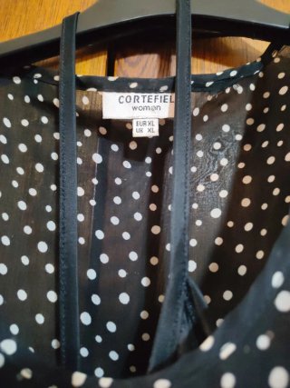 Blusa negra con lunares blancos