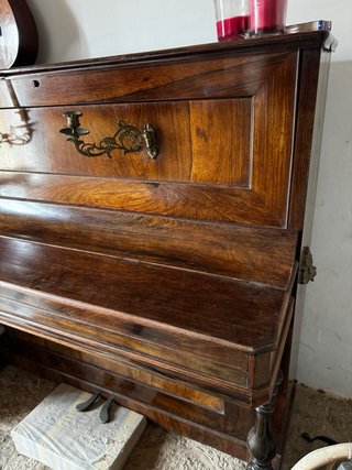 Piano antiguo de madera