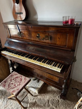 Piano antiguo de madera