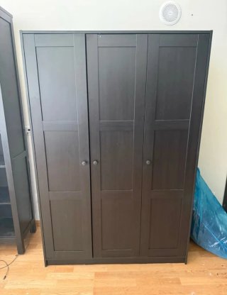 Armario de madera oscuro