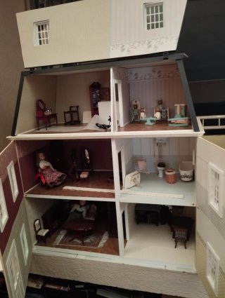 Casa de muñecas estilo clásico