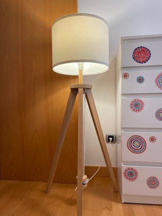 Lámpara de pie de madera y tela