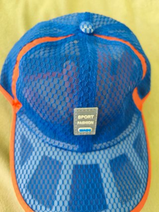 Gorra deportiva transpirable azul y naranja