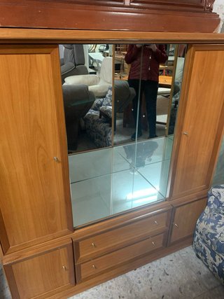 Mueble de madera con puertas y cajones