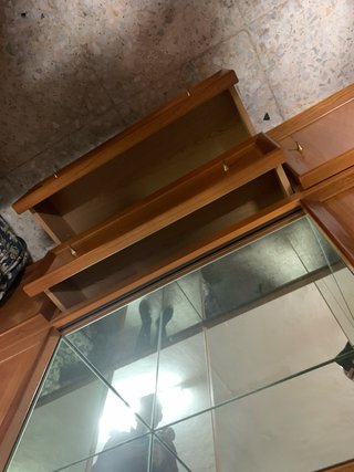 Mueble de madera con puertas y cajones