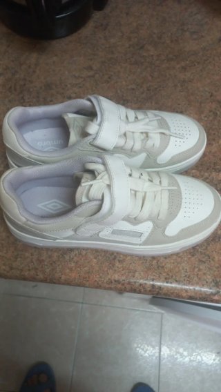 Zapatillas Umbro Beige y Blancas