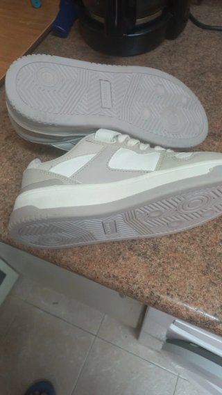 Zapatillas Umbro Beige y Blancas