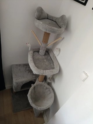 Árbol para gatos gris