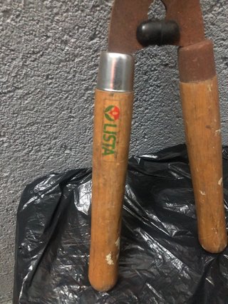 Tijeras de podar y palo de madera