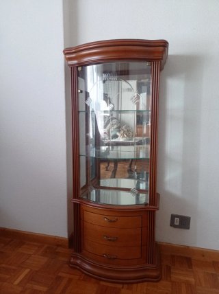 Vitrina de madera y cristal