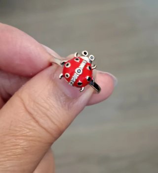 Anillo de mariquita plateado y rojo