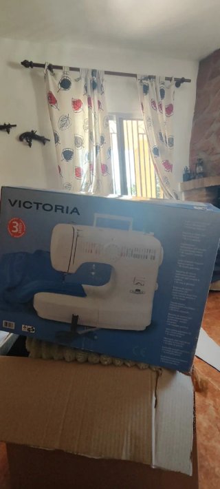 Máquina de coser Victoria casi nueva