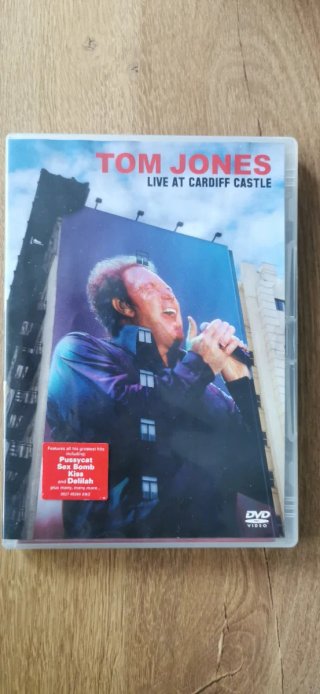 DVD Tom Jones Live at Cardiff Castle de segunda mano por 4 EUR en