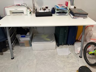 Mesa de escritorio Thige en blanca de Ikea.