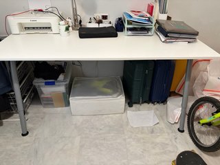 Mesa de escritorio Thige en blanca de Ikea.