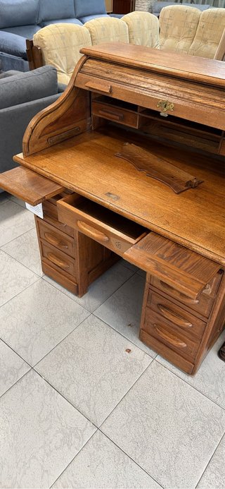Escritorio de madera con persiana